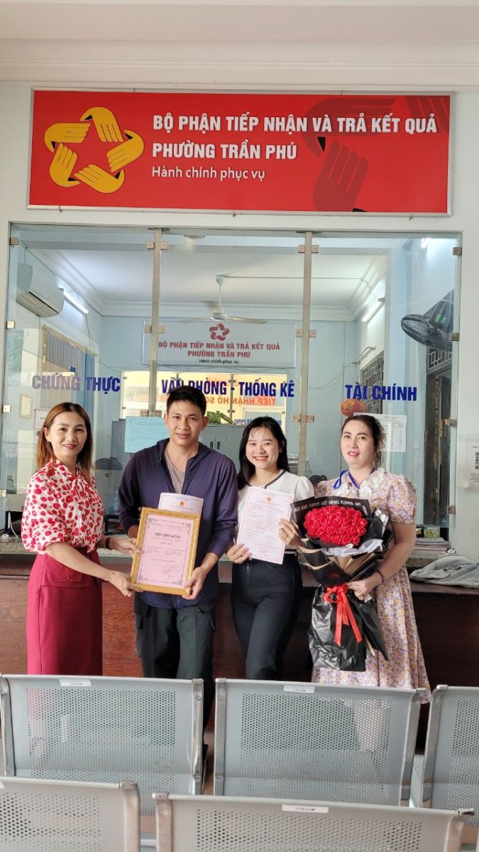 Hội LHPN phường phối hợp với Bộ phận tiếp nhận và trả kết quả  trao thư chúc mừng và giấy chứng nhận kết hôn cho người dân